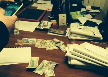 Два львовских судьи попались на взятке
