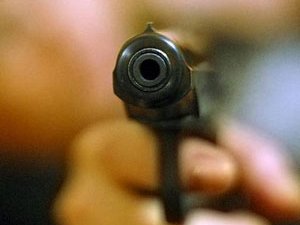 На улице Выговского в городе Львове сегодня, 27 декабря, неизвестный обстрелял маршрутку №13. Эту информацию уже подтвердили в патрульной полиции Львова. Как рассказали в полиции, выстрелами в автобусе были повреждены три окна. Во время инцидента пострадала девушка, К счастью, травмы у нее незначительные. На месте работают полицейские, злоумышленников разыскивают.