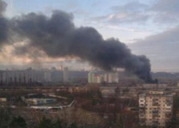 Масштабный пожар на киевской СТО тушили 44 оперативника