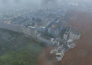 Число граждан, пропавших без вести после схода оползня в Китае, превысило 90