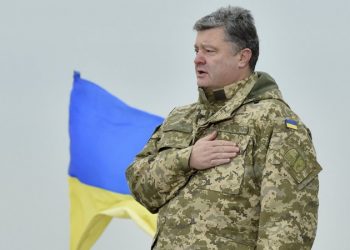 Порошенко рассказал, какую зарплату должны получать солдаты