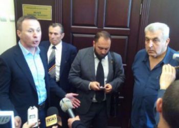 Активисты в Полтаве повредили двери в кабинет городского главы, - СМИ
