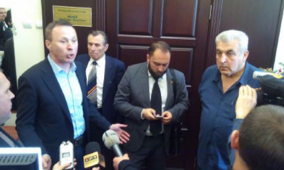 Активисты в Полтаве повредили двери в кабинет городского главы, - СМИ