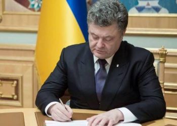 Порошенко распорядился проверить своего пресс-секретаря на люстрацию