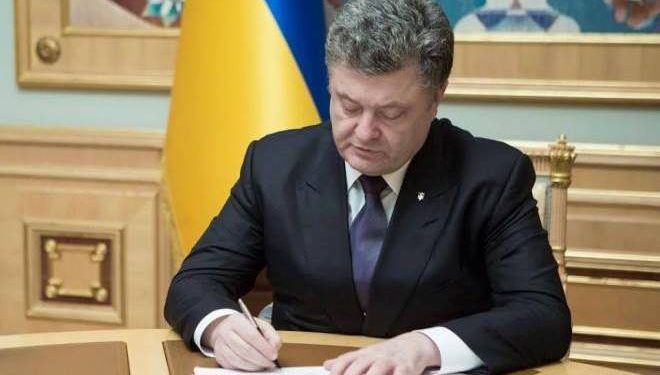 Порошенко распорядился проверить своего пресс-секретаря на люстрацию