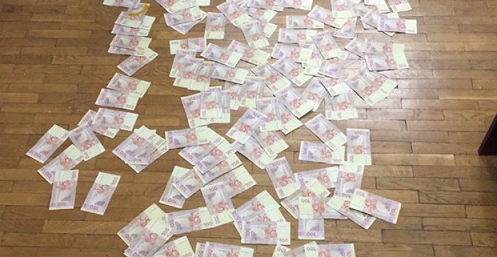 В Ровно при получении взятки поймали капитана полиции
