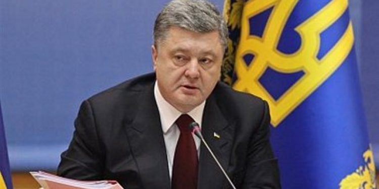 Порошенко подписал закон, соавтором которого была Савченко