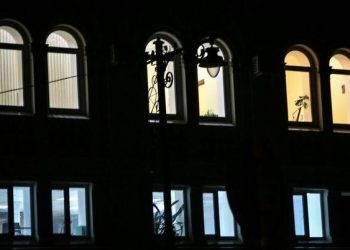 В Севастополе местные жители перекрыли дорогу с требованием включить свет