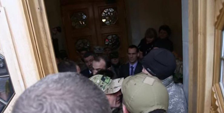 Егор Соболев угрожал гранатой охранникам Рады