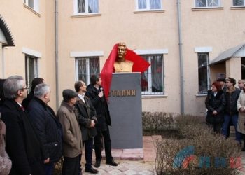 В Луганске открыли памятник Сталину