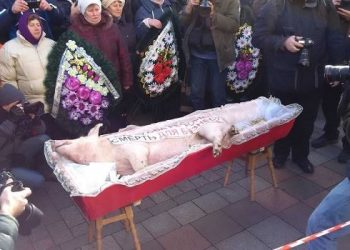 Митинг аграриев, собравшихся возле ВР Украины, не обошелся без потасовки с оперативниками. Об этом двадцать четвёртого декабря сообщают СМИ. Потасовка произошла после того, как митингующие попытались пронести свинью в гробу в помещение парламента. Сейчас у здания Рады находятся около двухсот аграриев. Они выступают против законопроекта, отменяющего специальный режим НДС, который собираются принять нардепы. Участники акции держат в руках плакаты со слови: "Не дадим уничтожить Украину!", "Нет села - нет государства!".