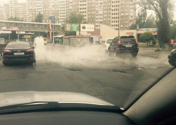 Из-за прорыва трубы в Киеве затопило часть дороги