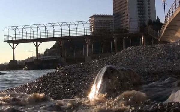 В Ялте из-за отсутствия электричества нечистоты сливают в море