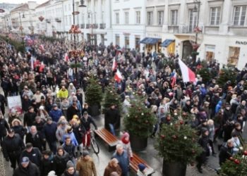 В Варшаве 50 тыс человек вышли на манифестацию против действий власти
