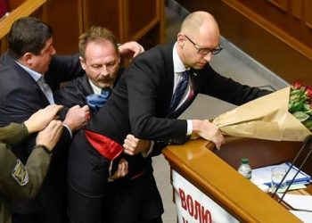 Яценюк назвал подравшихся депутатов «дебилами»