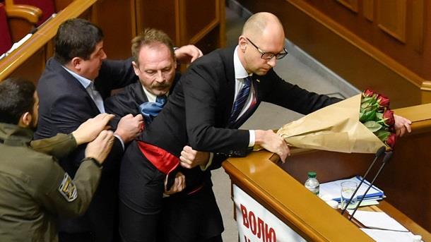 Яценюк назвал подравшихся депутатов «дебилами»