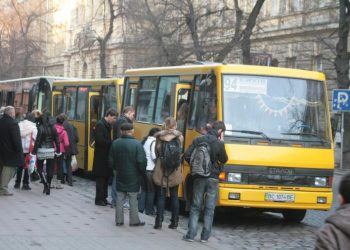 Во Львове пожилая женщина выпала из маршрутки