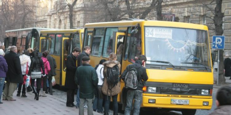 Во Львове пожилая женщина выпала из маршрутки