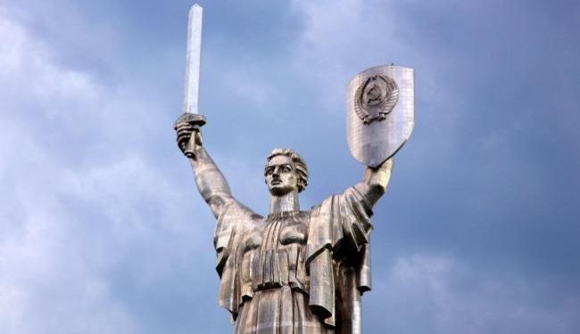 В Киеве с монумента «Родина-мать» снимут герб СССР