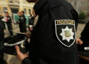 В Артемовске мужчина в камуфляже покусал полицейского