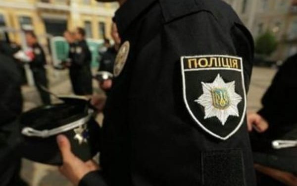В Артемовске мужчина в камуфляже покусал полицейского