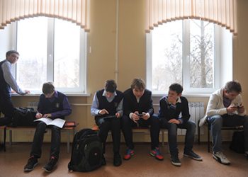 Астахов предложил ввести запрет на личные гаджеты в учебных учреждениях
