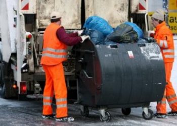 В Днепропетровске мусорщики присваивали деньги граждан