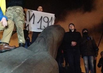В Днепропетровске повалили монумент Петровскому