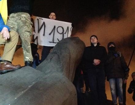 В Днепропетровске повалили монумент Петровскому