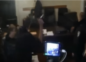 В сети появилось видео, как Парасюк бросал стаканы в прокуроров во время суда по драке на «Драгобрате»