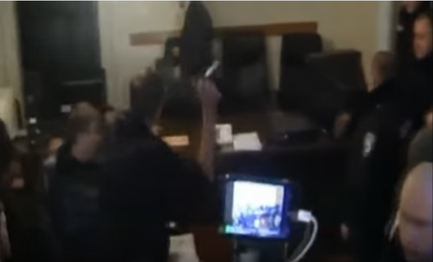 В сети появилось видео, как Парасюк бросал стаканы в прокуроров во время суда по драке на «Драгобрате»