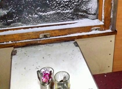 Пассажиров поезда «Одесса-Харьков» в вагоне замело снегом