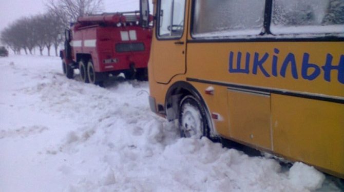 В Харьковской области из снежного плена вытащили школьный автобус