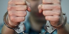 Хулиган в Полтаве «накормил» пенсионерку снегом