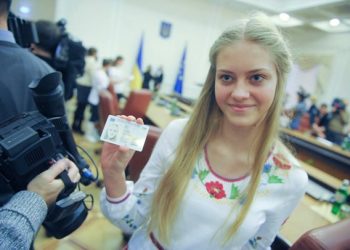 Первые украинцы получили ID-паспорта, - пресса