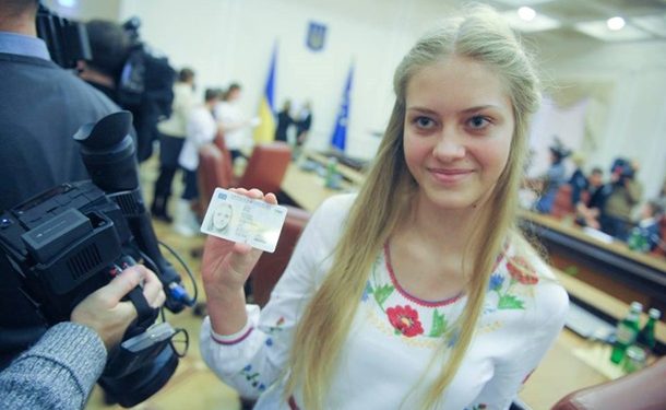 Первые украинцы получили ID-паспорта, - пресса