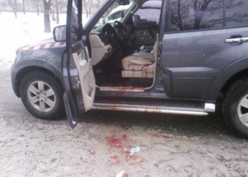 В Киеве мужчина протаранил авто и порезали женщину-водителя
