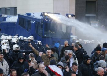 Оперативники Кельна применили водометы для разгона активистов