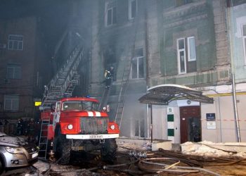 В Киеве продолжается ликвидация пожара в Шевченковском районе, - пресса