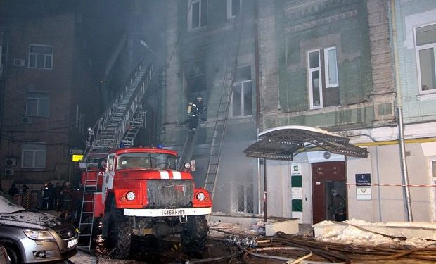 В Киеве продолжается ликвидация пожара в Шевченковском районе, - пресса
