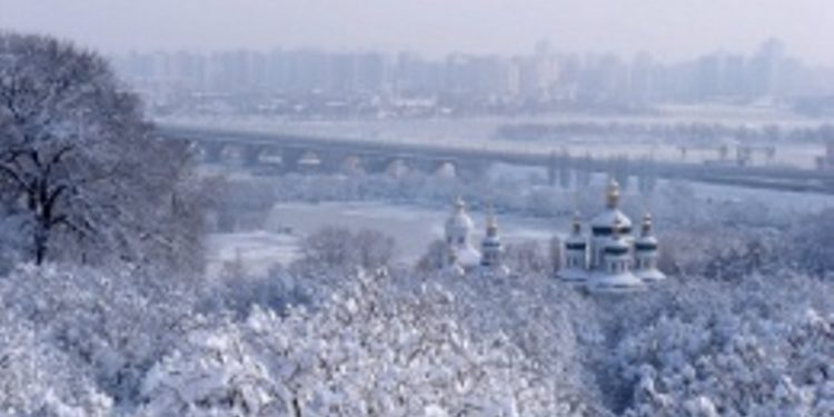 Киев замело снегом, власти ограничили въезд в город грузовиков