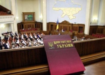 СМИ: У Порошенко тормозят изменения в Конституцию