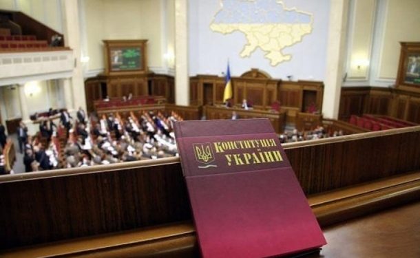 СМИ: У Порошенко тормозят изменения в Конституцию