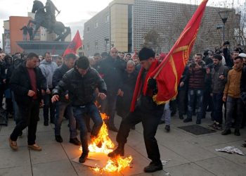 Косово: Демонстранты подожгли здание правительства