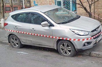 В Киеве автоледи прокатила на капоте авто и покусала оперативников
