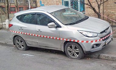 В Киеве автоледи прокатила на капоте авто и покусала оперативников