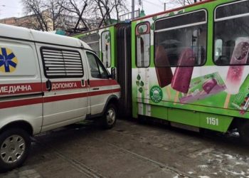Во Львове авто скорой помощи столкнулось с трамваем