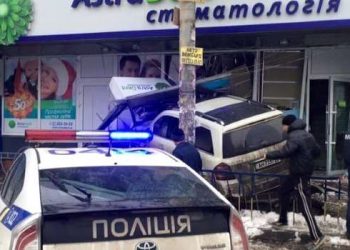 В Киеве авто влетело в стену стоматологии, есть жертвы