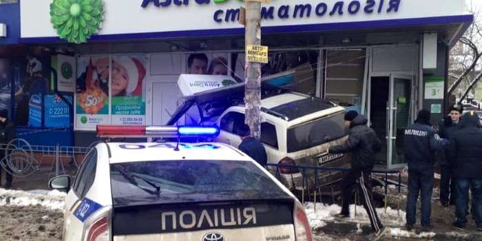 В Киеве авто влетело в стену стоматологии, есть жертвы