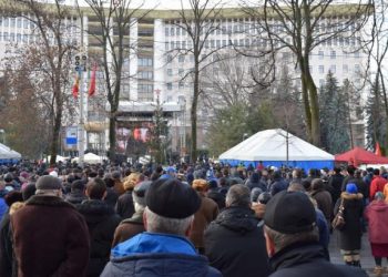 Митинг в Кишиневе: возле здания парламента собралось 5 тысяч активистов
